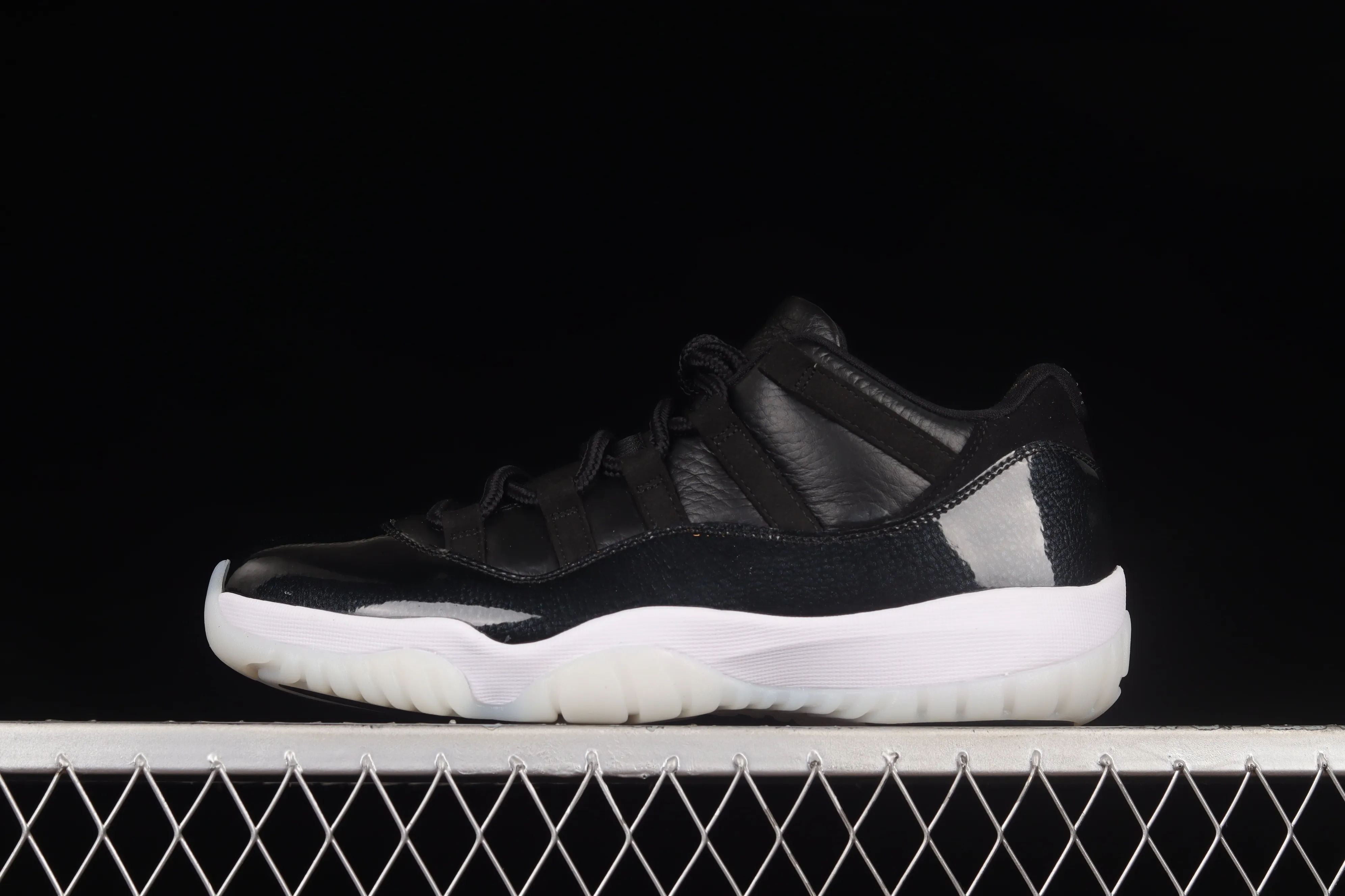 All Categories Air Jordan Jordan Series Basketball Shoes Air Jordan 11 F Version Air Jordan 11 Retro Low "72-10" AJ11 Low-top Big Devil First Layer Real Standard Real Carbon Sports Culture Basketball Shoes AV2187-001
